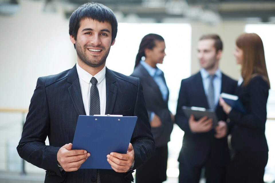 IT Recruitment Services banner showing a recruiter identifying qualified technology talent from a global candidate pool, representing targeted sourcing, specialist screening, and technology hiring support from HashRoot.